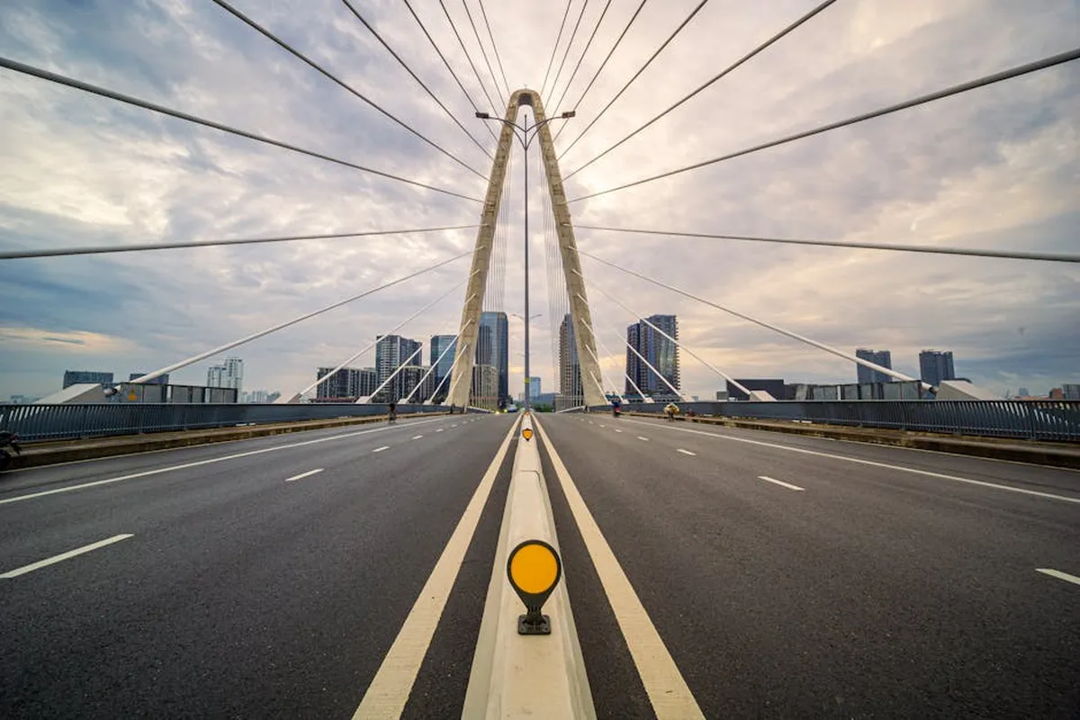 Ponte conectando laboratório e cidade ao fundo, representando a translação do conhecimento científico para a prática