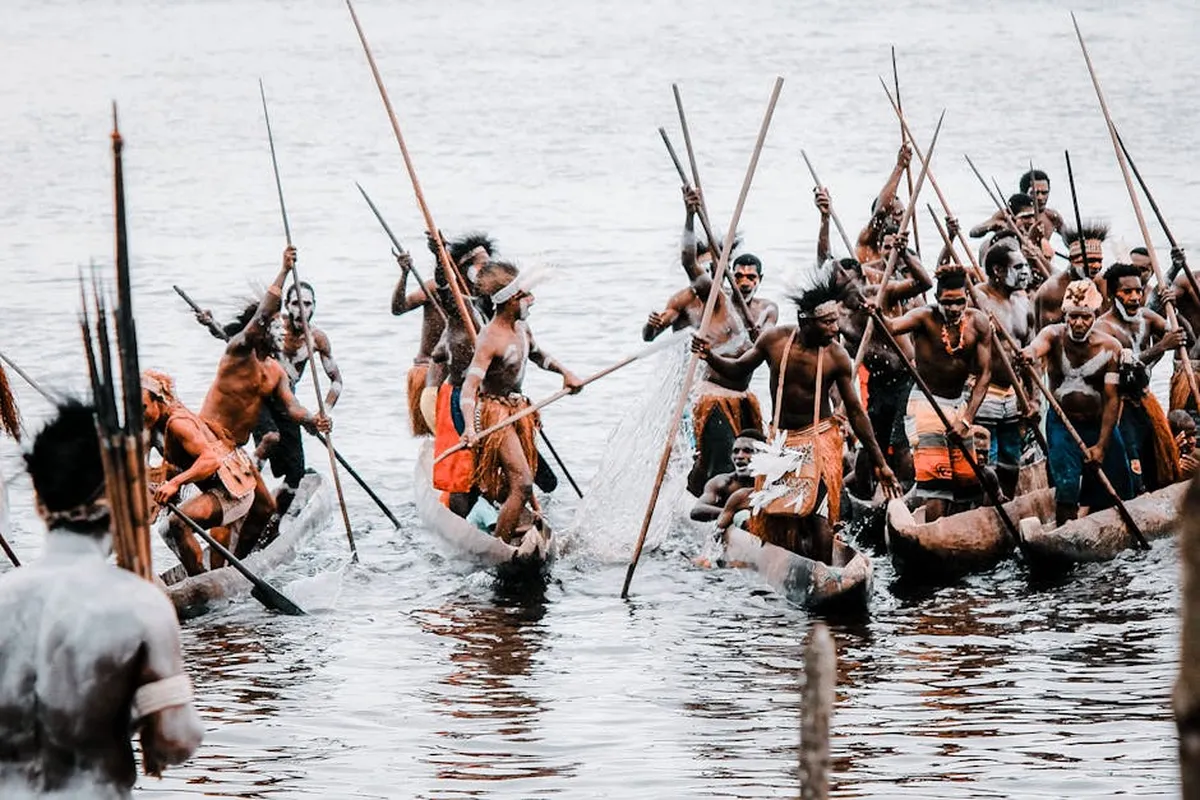 Estudante com livros em biblioteca universitária representando diversidade acadêmica