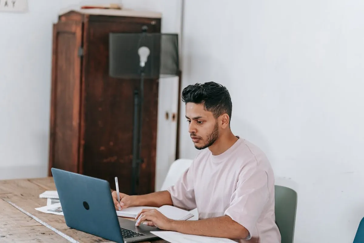 Pesquisador trabalhando sozinho em ambiente de pesquisa sem estrutura institucional