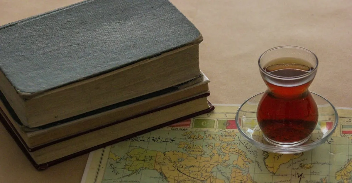 Mapa mundial em parede de escritório com livros e papéis ao redor