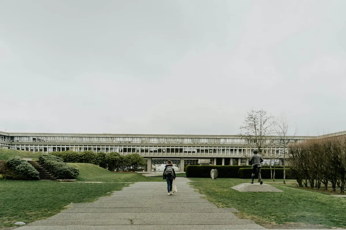 Campus universitário moderno com estudantes caminhando entre prédios