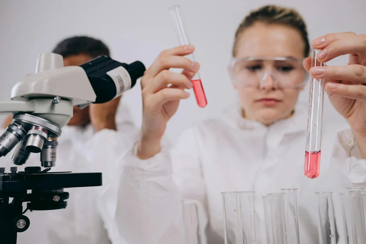 Pesquisadora em laboratório analisando dados científicos durante pós-doutorado