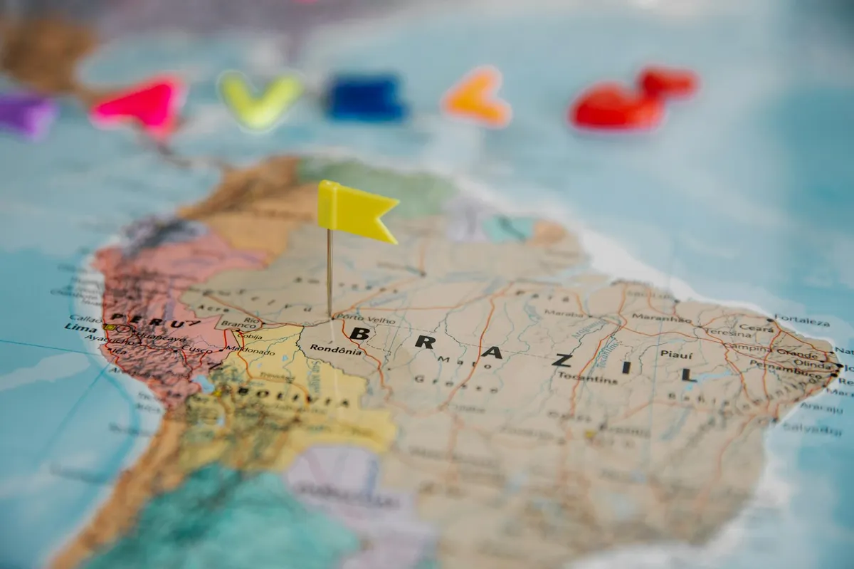 Mapa do Brasil com pontos conectados representando redes universitárias interinstitucionais