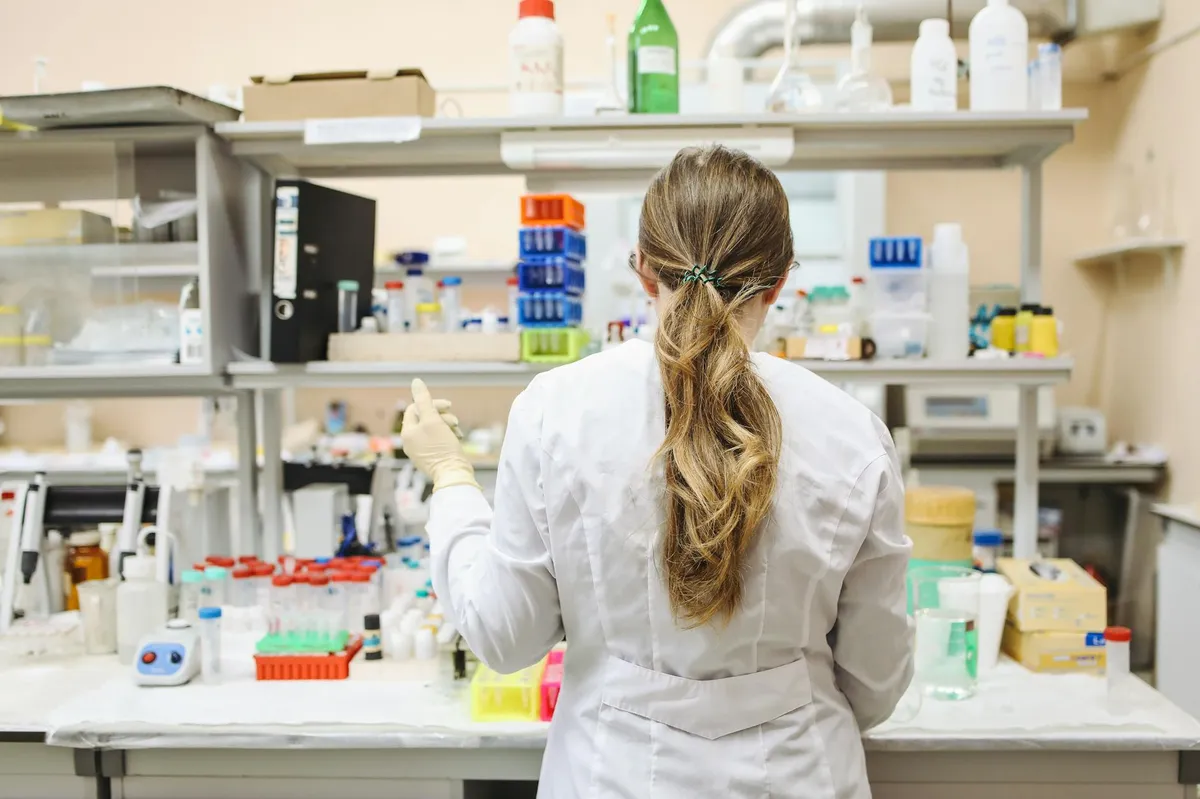 Pesquisadora trabalhando em laboratório, representando pesquisa científica financiada