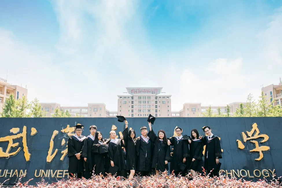 Estudante de pós-graduação preocupada observando documento de avaliação acadêmica