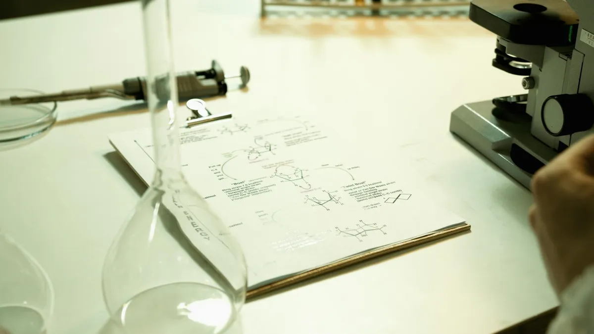 Diagrama com diferentes tipos de pesquisa científica sobre mesa de trabalho acadêmico