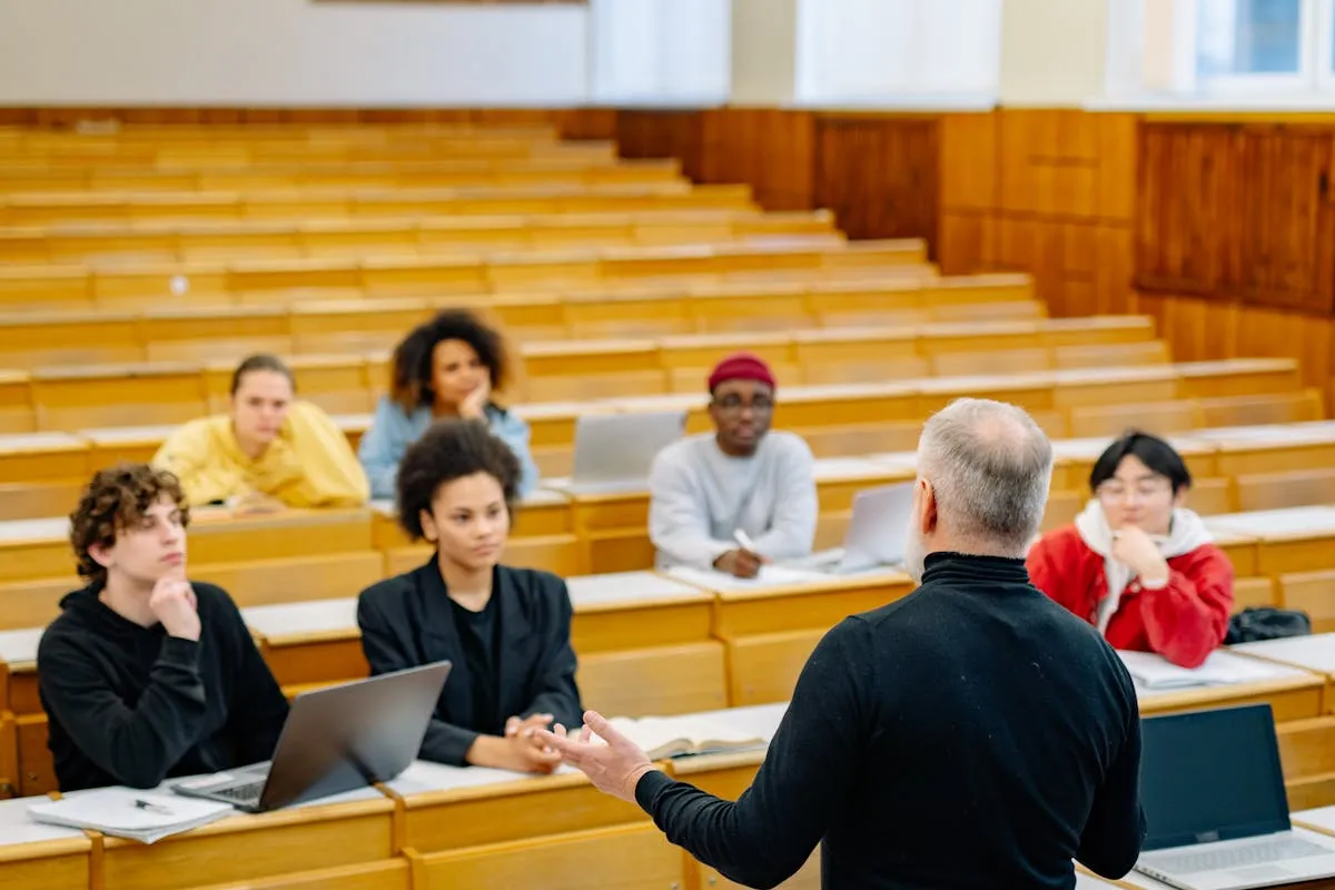 Estudante de pós-graduação apresentando trabalho para banca acadêmica em sala universitária