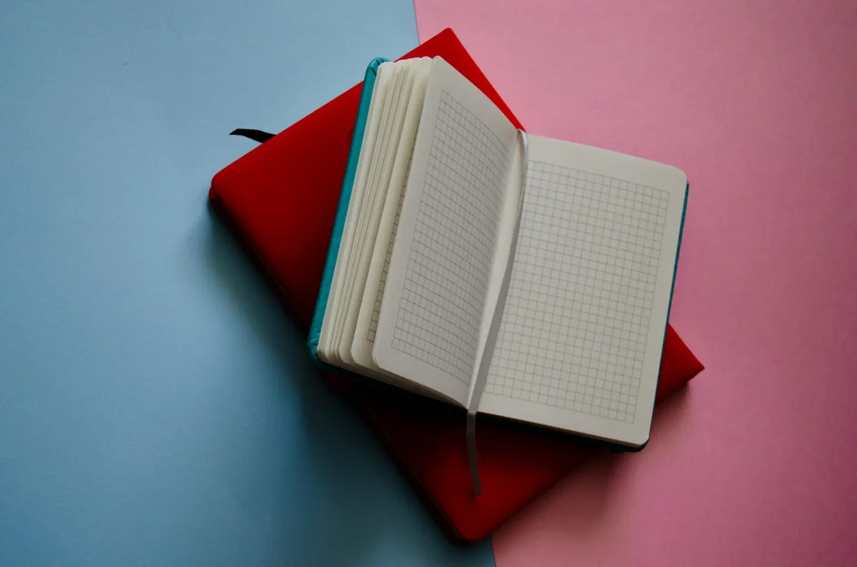 Pilha de revistas científicas e periódicos acadêmicos em mesa de biblioteca