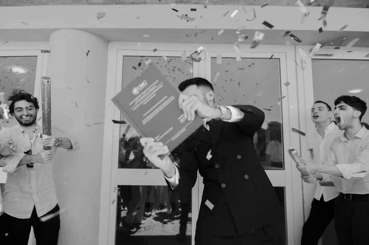 Mestranda apresentando sua pesquisa para banca examinadora