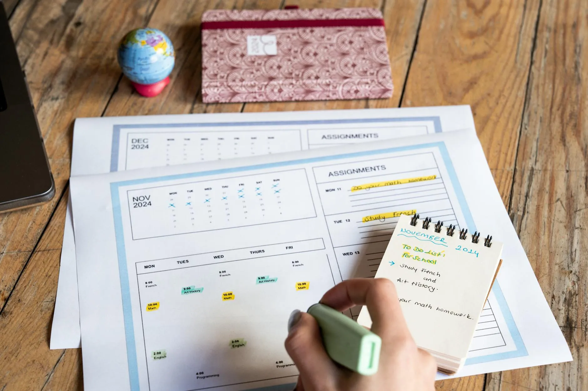 Calendário aberto sobre mesa com cadernos de anotações representando planejamento de TCC