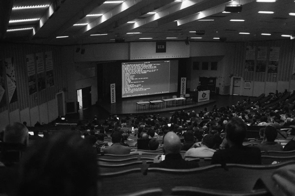 Pesquisadora apresentando slides para banca acadêmica em sala de defesa