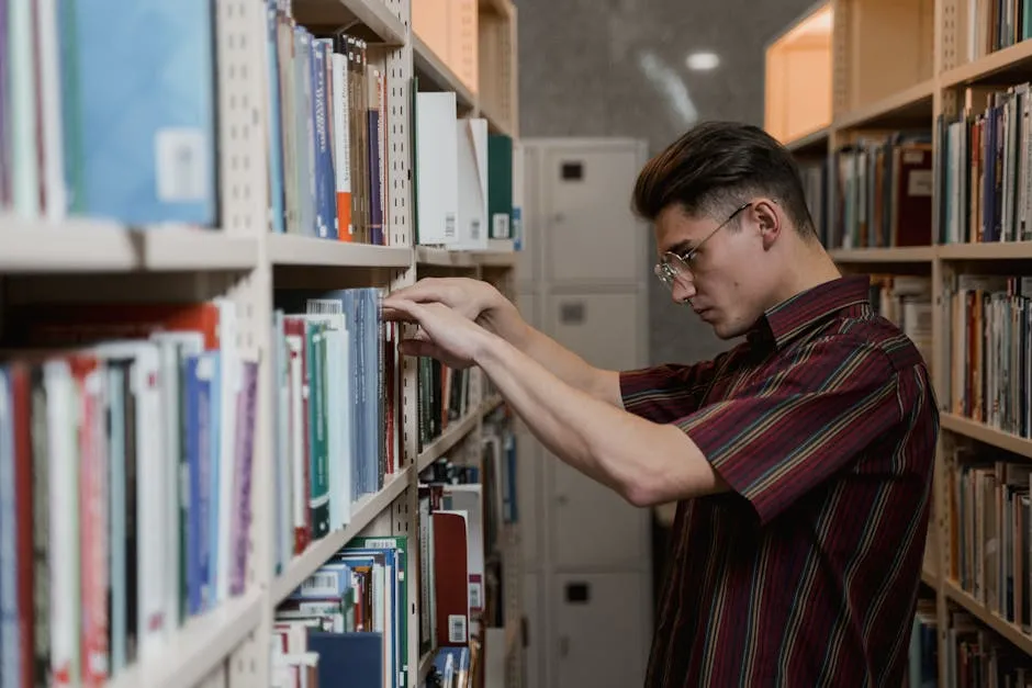 Pesquisadora organizando livros e anotações de referências bibliográficas em mesa de trabalho