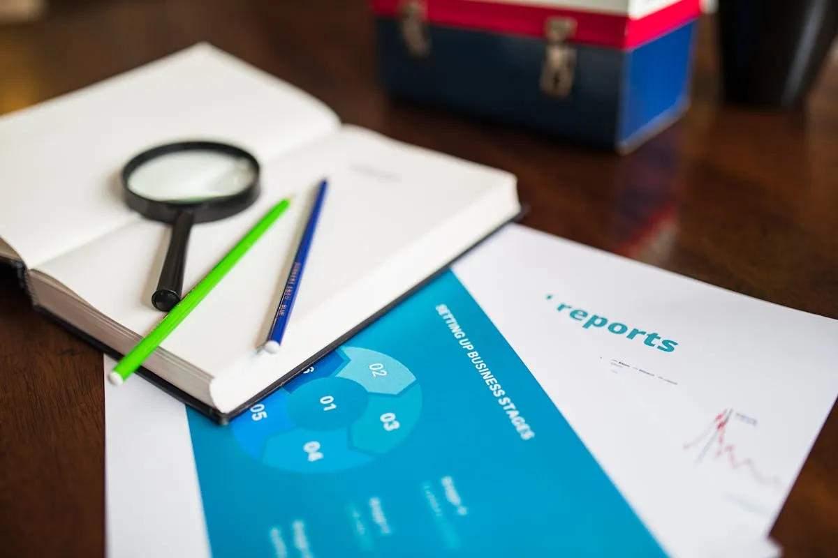 Pesquisadora escrevendo relatório acadêmico em mesa de trabalho organizada