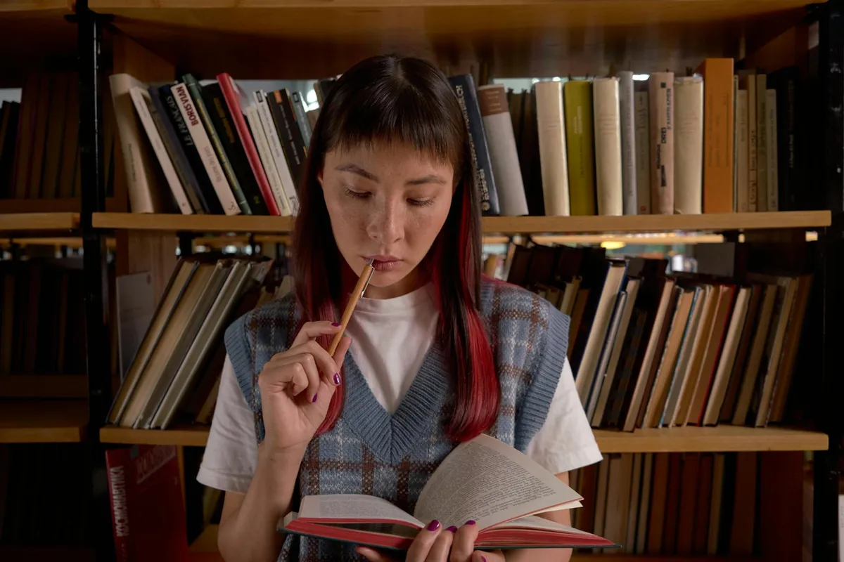 Estudante de pós-graduação em momento de reflexão sobre seu percurso acadêmico