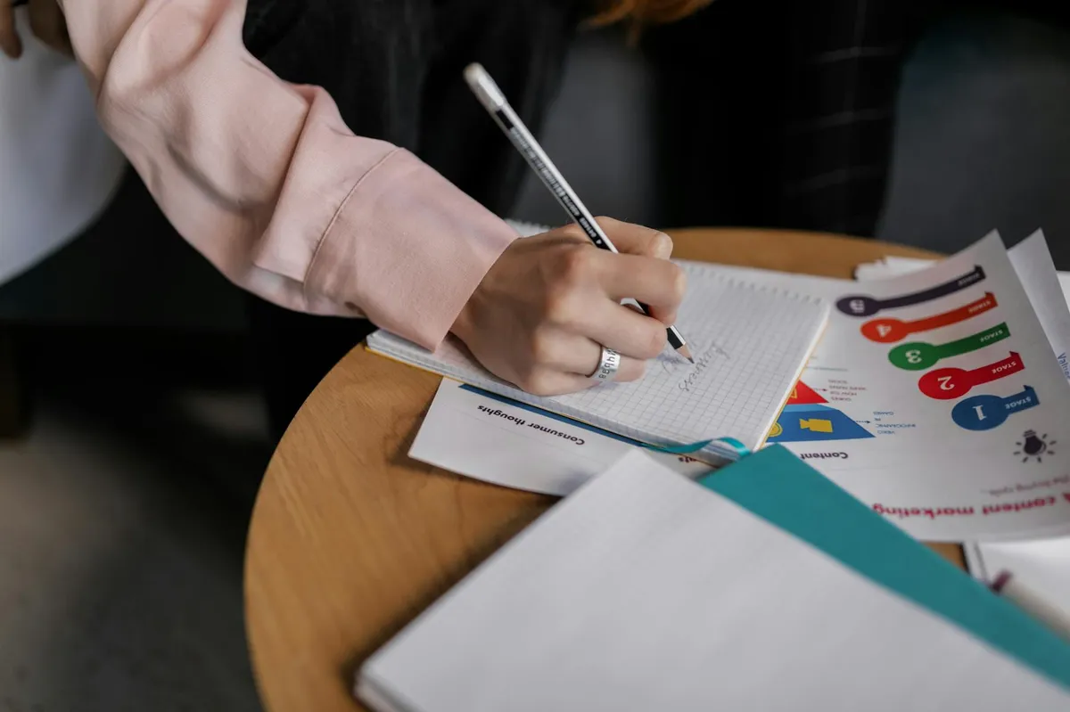 Pesquisadora revisando notas de entrevistas em mesa, avaliando quando parar a coleta de dados