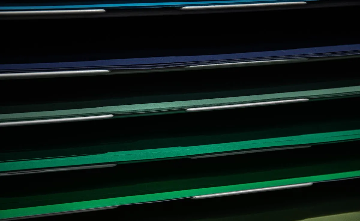 Pilha de periódicos científicos sobre uma mesa de madeira em biblioteca