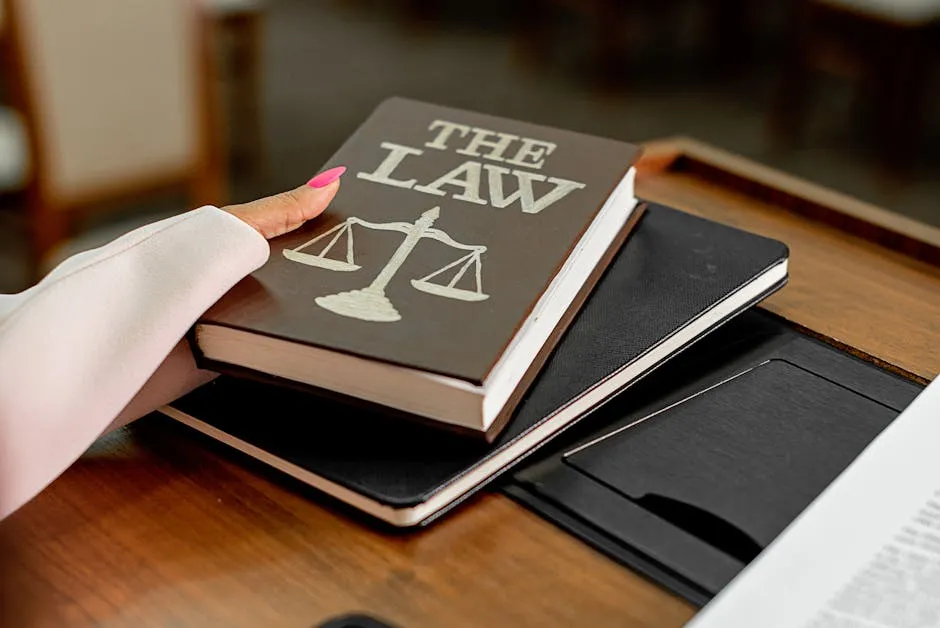 Estudante de Direito lendo livros jurídicos em mesa com processos e caneta