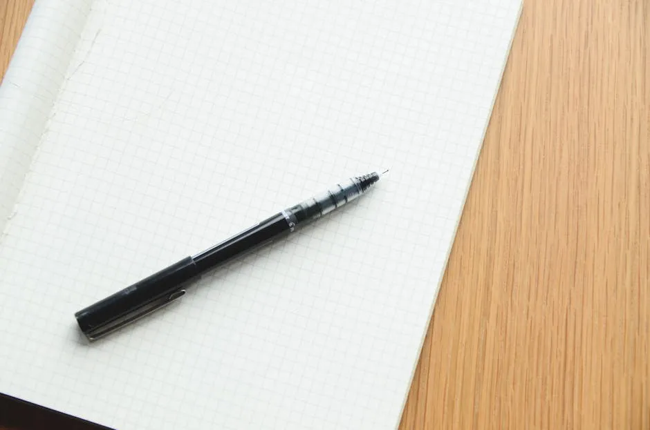 Pesquisadora revisando texto acadêmico impresso com caneta sobre mesa de trabalho