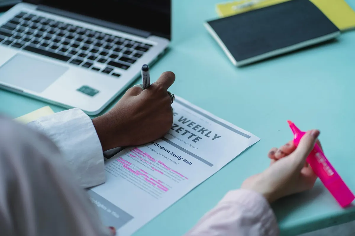 Tela do Microsoft Word com documento acadêmico e painel de estilos aberto