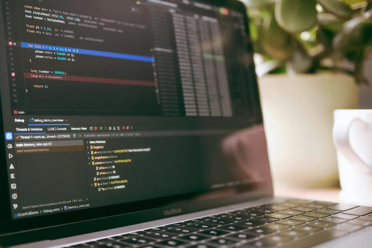 Tela de computador com software de gerenciamento de referências bibliográficas aberto